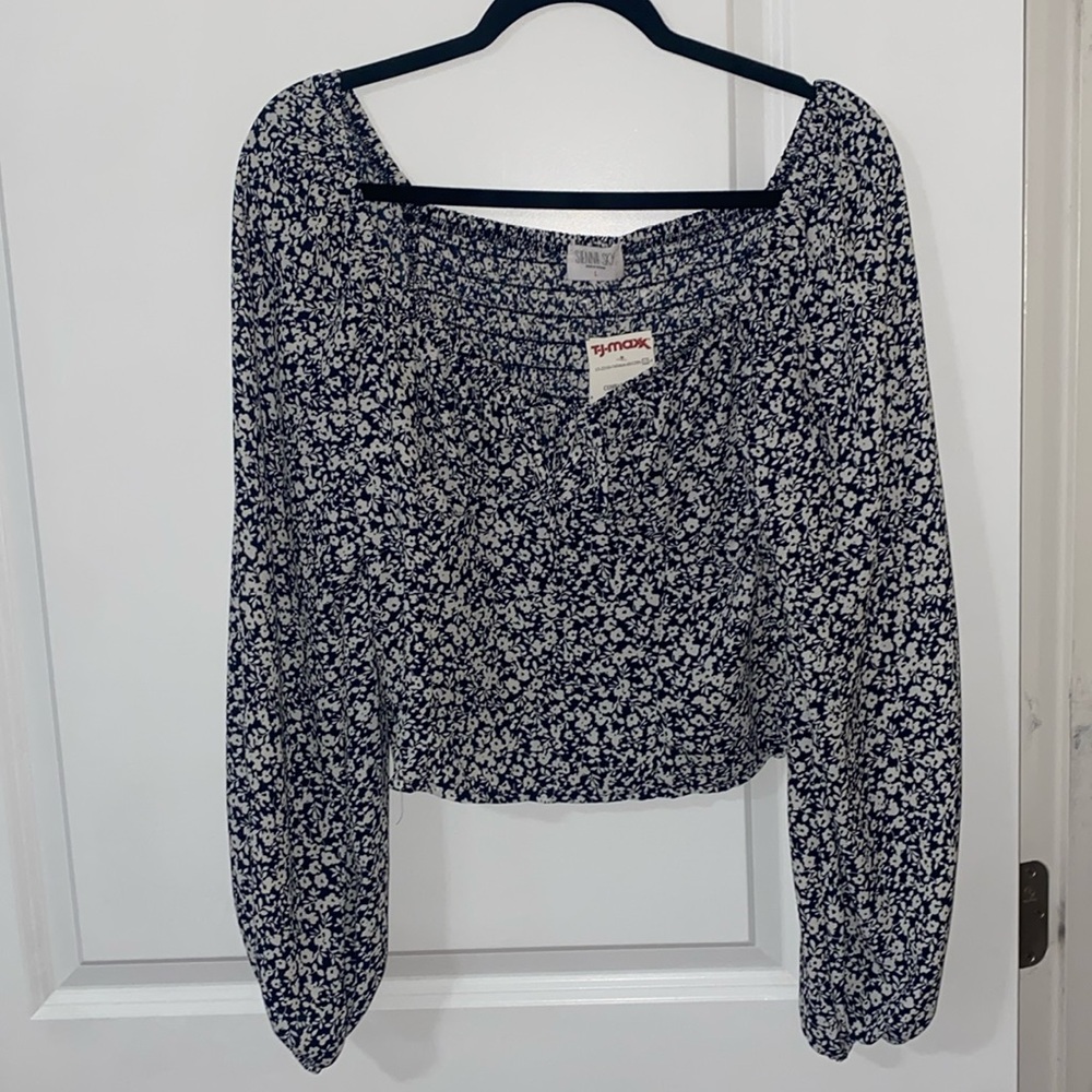 Sienna Sky Top, Size L, Navy blue and white flower